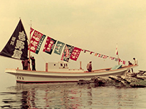 初のプラスチック製釣り船