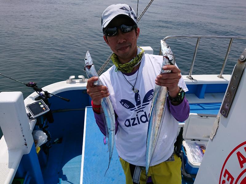 100m付近にタチウオの群れが!